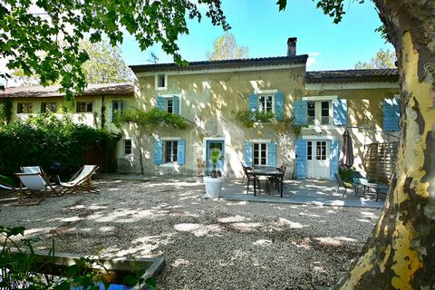 Splendid High-End Renovated Farmhouse with Swimming Pool and Large Wooded Grounds Discover a corner of paradise near L'isle sur la Sorgue! This tastefully renovated farmhouse of approximately 500 m2 offers an exceptional living experience, with all m...