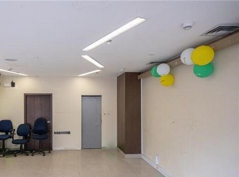 Welcome to the commercial premises on the first floor of the building, a jewel located in a privileged corner! This space, which covers a wide open area, has been designed to meet all your business needs. In the heart of this place, you will find an ...