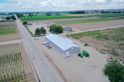 Opportunity to own a 13,550 SqFt warehouse that includes approximately 8,400 SqFt of cold storage on 2.5 acres with a building permit in beautiful Emmett, Idaho. This property presents the perfect canvas for building your new home or as an agricultur...