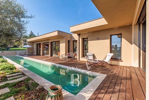 Exceptional location, in a dead end street, close to the sea, shops, Antibes and motorways, for this contemporary wooden villa with high thermal performance built on a beautiful landscaped garden of more than 1 350sqm with diffazur 18x2 swimming pool...