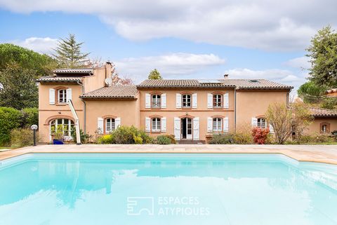 This charming family house of 250m2 nestles at the end of a quiet street in the commune of Pibrac. A few steps from the forest of Bouconne, perfect for family walks. The house welcomes us through a beautiful front courtyard with the possibility of pa...