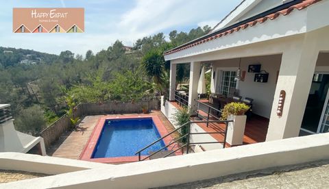 Laissez Marion de Happy Expat homes&more vous montrer le charme de cette belle villa dans les collines de Sitges. Situé à Can Suria, la zone urbaine la plus élevée d’Olivella, où le soleil brille toute la journée. En vous approchant, vous trouverez u...