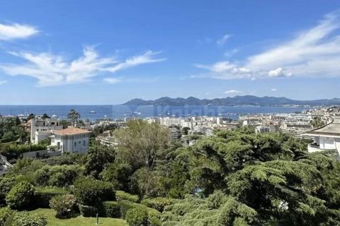 Within a prestigious residence with a pool and a caretaker, this magnificent 4 bedroom apartment boasts 125 m2 of living space and features a spacious terrace of 30 m2 offering a panoramic view of the Bay of Cannes and the Lérins Islands. Recently re...