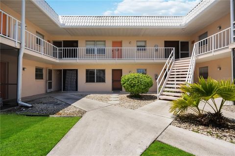 One or more photo(s) has been virtually staged. Welcome to your slice of paradise on Venice Island! Nestled just minutes away from the pristine beaches, Sharky's On The Pier, and the vibrance of Downtown Venice, this charming condo offers an unparall...