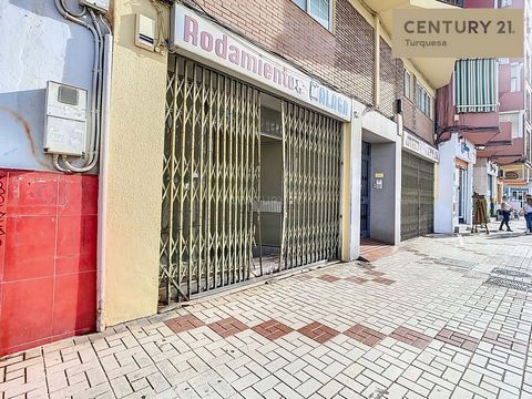 Amazing Investment Opportunity in the Heart of Málaga! We are selling a spacious commercial property located at Avenida de Europa, number 17, CP. 29003, boasting a privileged location and unlimited potential. This 208 m² property in excellent conditi...