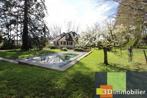 Exceptional property in LONS-le-SAUNIER (39000). For sale a beautiful property with 230 m² of living space on attractive wooded grounds of approx. 4700 m², with swimming pool 5X11 m in a quiet, sunny area, comprising: - First floor: large 28 m² entra...