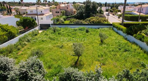 One of the last opportunities to buy a sea view building plot in Sesmarias Carvoeiro. The 612m2 plot allows for a total gross area of 250m2 of construction. Ideal spot to build your investment & holiday home close to the beaches and golf courses of C...
