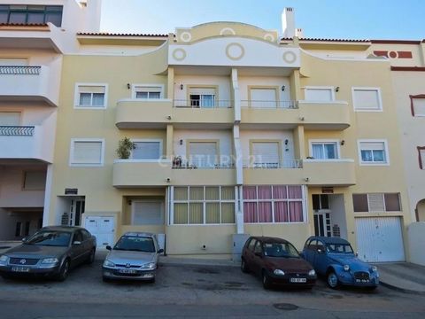 Appartement de 2 chambres à Ferragudo avec une excellente qualité de construction, situé dans le magnifique village de pêcheurs de Ferragudo, dans un immeuble de 3 étages avec accès à une fantastique terrasse commune. Cet appartement est situé à prox...