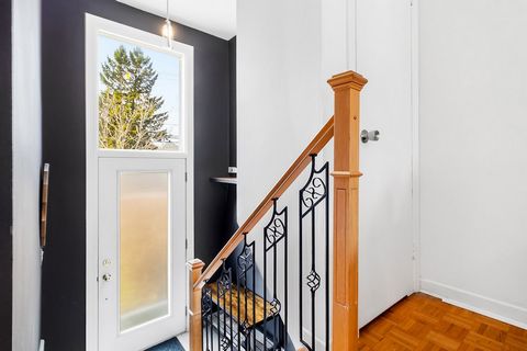 Discover this home nestled in the peaceful town of Sainte-Catherine. This property offers an ideal living environment for the whole family. With its 4 bedrooms, including one with an en-suite shower, the garage and spacious yard, this home is designe...