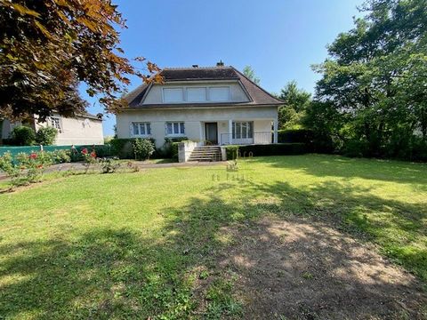 Come and discover this pleasant house located in a quiet area of Saint-Doulchard, 10 minutes from the city center of Bourges, ideal for a large family with its large garden on a plot of more than 1700m2. House with a surface area of 162m2 including a...