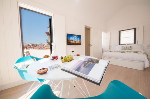 This apartment is perfect for a break in Porto. It is fully equipped with a kitchen (fridge, coffee machine, hob, dishwasher, microwave / grill), a dining area, a bathroom, a connected TV (Youtube and Netflix) and an open office area with a beautiful...