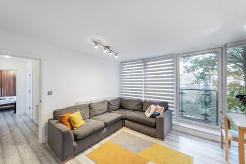The apartment is in a modern & bright new build very close to Stratford station, & Westfield. The spacious open plan lounge & kitchen is very comfortable and convenient. There's a large flatscreen smart TV and fully equipped modern kitchen. Stratford...