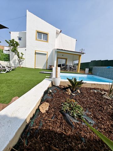 Villa V4 autónoma com estacionamento jardim e piscina, situada no Vale de Pêra com vista desafogada até ao mar. No centro do Algarve, a 40 mnts do Aeroporto, 10.mnts de parques temáticos, e localidades.