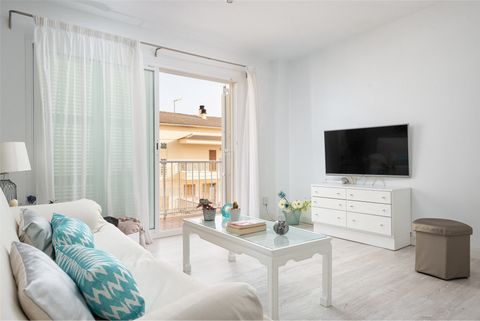 Perfect apartment for digital nomads who want to enjoy the sea air while working. It can accommodate up to 6 people. The beautiful flat is located at the seafront in Can Picafort. The terrace is ideal to take a break during the day and admire the bea...