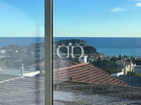 CASSIS CENTER - STUNNING VIEW The perfect balance between apartment and house. Quiet in a recent and intimate residence, spacious duplex of 5 rooms and 94 Sqm (Carrez law) opening onto a large shaded terrace with breathtaking views of the Cassis ligh...
