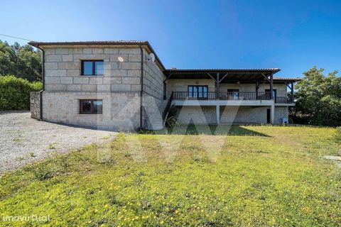 Charming villa overlooking more than 250 degrees over the Cávado River and over the bridges. You will have an exclusive terrace of about 70 m2 with breathtaking views, to make your meals and parties with friends and family. Entrance floor with three ...
