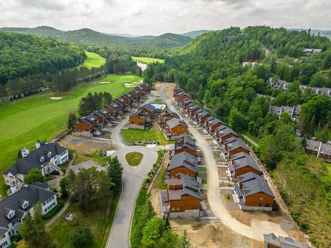 PINACLE Tremblant - Phase 2 new models available. Semi-detached & single-family homes bordering Le Géant golf course and Tremblant's multifunctional trail. Walking distance to Lake Tremblant and resort. Garage, large balcony + rooftop terrace. Natura...