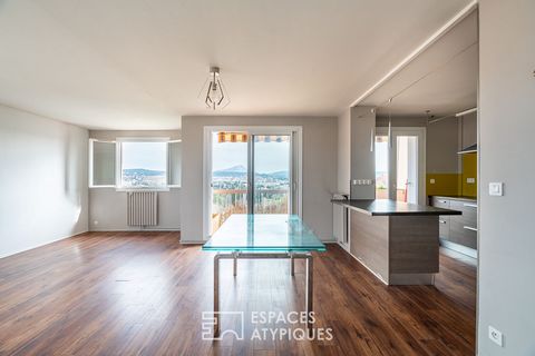 Located west of Aix-en-Provence city centre, this 118m2 duplex with terrace is nestled on the top floor of a 70's building. This family apartment stands out for its panoramic view of Sainte-Victoire and its duplex layout that allows for a distinct se...