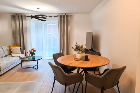 Umeblowane Mieszkanie 3-pokojowe na Wynajem – Idealne Lokalizacja na Górczynie, Poznań Zapraszamy do zapoznania się z atrakcyjną ofertą wynajmu przestronnego mieszkania o powierzchni ok. 55 m², zlokalizowanego na parterze zadbanego, dwupiętrowego bud...
