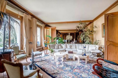 Boulevard Maurice Barres, a magnificent apartment in a very elegant condominium offering a total surface area of 347m² (3,735 sq ft). Composed of a large entrance gallery, two lounges, a large dining room, a study, a winter garden, a small dining roo...