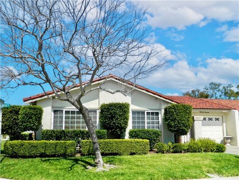 Retire in style in wonderful Casta Del Sol, a small senior community nested in the heart of Mission Viejo. Located in a quiet culde sac, this end unit home has been remodeled throughut. The neutral decor makes it easy to picture your furniture! The p...