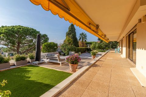 Juan les Pins - Beautiful apartment of 122 m2 on the ground floor, located in a residence with swimming pool and tennis, near the city center, beaches and shops. It enjoys private access to 200 m2 of terrace and 300 m2 of private garden planted with ...