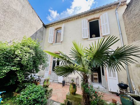 Rare - Courthouse district. Magnificent bourgeois house of approximately 180 m² of living space, completely renovated by an architect, offering a perfect fusion between historical charm and contemporary luxury. This exceptional residence offers a dou...