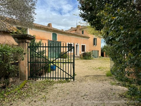 Caderousse, 5 minutes from the A7/A9 Orange interchange, 25 minutes from Avignon TGV station, we fell in love with this magnificent Mas to be restored on a plot of more than 50,000 m2 of land. Located in a quiet area, not overlooked and on a large pl...
