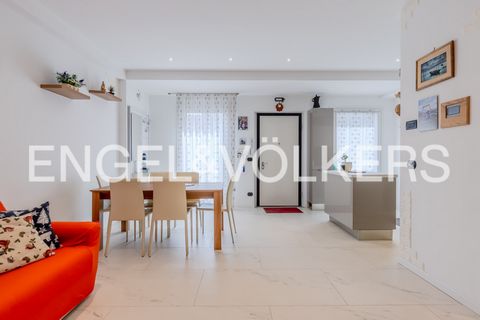 We reach this enchanting house, 95 square metres in size and with unique charm, in a privileged location, just 2 minutes from the Murazzi beach. The private access is via a path connected directly to the flat. Imagine the daily luxury of enjoying the...