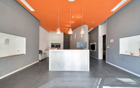 Discover this exceptional opportunity in the heart of San Pedro! This spacious commercial property, currently configured as an academy, offers ample space with endless adaptation possibilities.Upon entering the premises, you'll be greeted by a spacio...