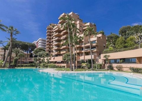 Sea view garden level 1 bedroom apartment looking out over the communal pool in a high end residence. Loft with a total surface of 92 m2 on the garden level composed of a large living room opening onto a terrace with a beautiful and an independent fi...