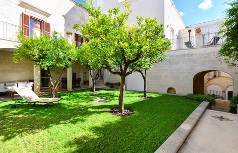 In the historic center of Grottaglie, a very ancient Apulian city, we offer for sale a refined historic building of rare beauty dating back to the 18th century. The entrance is characterized by a majestic hallway and a beautiful stone staircase leadi...