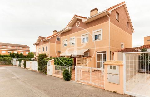 HOUSE FOR SALE WITH POOL IN MAS CAMARENA Aproperties presents this exclusive property in Mas Camarena. This captivating semi-detached house with 3 bedrooms and 167m2 distributed over 3 floors displays charm and comfort. On the ground floor, a beautif...