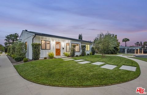 Step into this stunning single-story remodeled home, nestled on a corner lot in an enchanting Sherman Oaks neighborhood. Boasting 3BD/3BA, this residence showcases an inviting open floor plan flooded with natural light, seamlessly extending to the ba...