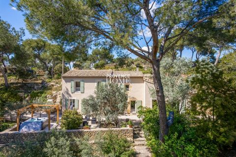 Provence Home, the real estate agency of the Luberon, offers for sale in Salon de Provence, a property with a cottage and a large garage on terraced land of approximately 7760sqm. SURROUNDINGS OF THE HOUSE The property is located in a residential and...