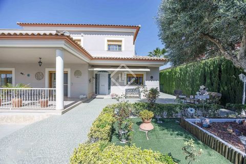 Lucas Fox presents this excellent house for sale in one of the best urbanizations in Valencia, Torre en Conill, in Bétera. The property sits on an independent plot with parking and swimming pool. It is distributed over three floor, although the main ...