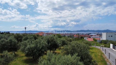 Location: Zadarska županija, Zadar, Crno. ZADAR, CRNO - Building land with a panoramic view Building land for sale with an impressive view of the city at the viewpoint in Crno in Zadar. The land of regular square shape is located in the undeveloped p...