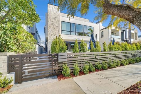 Welcome to 424 1/2 Orchid Avenue in Corona Del Mar, a stunning property that redefines coastal living. This luxurious residence features 2 Bedrooms and 2.5 bathrooms, making it as one of the largest new construction back units in the coveted CDM vill...