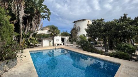 This is the perfect opportunity to realise your dream of a property in Spain. The villa is situated on a corner plot of approx. 717 m2 and has a living area of approx. 250m2. It is divided into two floors. As soon as you enter, you can feel the cosin...