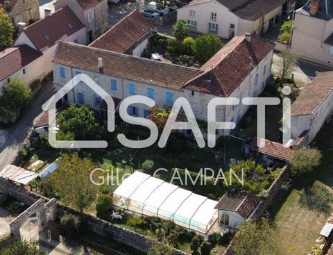 Former 18th century priory in the center of Limogne, on the way to Santiago de Compostela, spread over two L-shaped buildings completed by a 90m² covered courtyard, a 225m² courtyard, extended by a garden, shelters, swimming pool, well and barn; on a...
