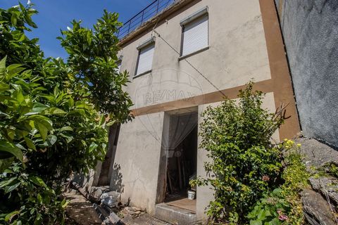House located in São Frutuoso in the Parish of Ceira, just a few minutes from Coimbra, with a potential for transformation. The property has two floors, with 3 bedrooms, living room, kitchen and bathroom on the first floor, and an interior patio and ...