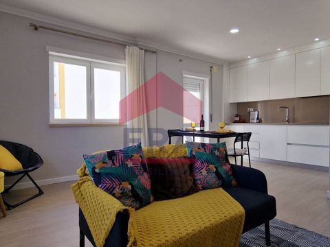 1 Bedroom apartment in Ferrel - Peniche. At the ground floor level. In excellent condition. Furnished and equipped. With private open box for 1 car. Comprising kitchen and living room, in open space, bedroom with built-in wardrobe and bathroom. Close...