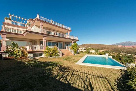 New built spacious quality villa with panoramic spectacular views to the coast and the Mediterranean. South facing located in the exclusive Los Flamingos golf resort next to Hotel Villa Padierna 5*. Ground floor: Huge living area with direct access t...