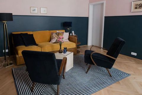 Beautifully situated quiet apartment in a courtyard location in the middle of the second district on Volkertplatz. The newly renovated apartment is located on the 1st floor floor of a typical Viennese old building. It has 2 separately accessible bedr...