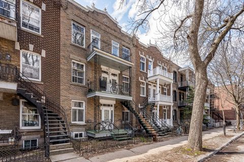 Beautiful building facing the beautiful Baldwin Park comprising 4 units: 2 spacious 5 1/2 on the ground floor and on the 2nd floor, as well as two charming 3 1/2 on the 3rd and top floor. Basement with a cellar height of over 6 feet with potential fo...