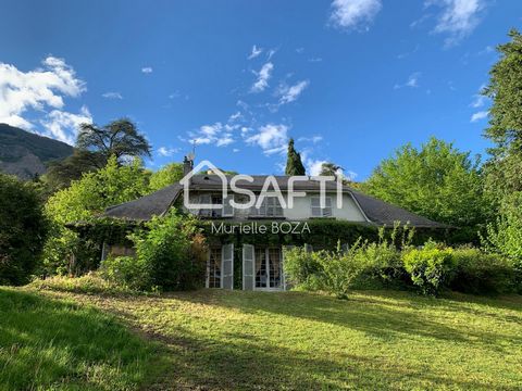 At the foot of Montfleury, discover this Île de France style residence, independent, quiet and not overlooked, close to amenities and public transport. The house offers an area of ??296 m² of living space with 11 rooms on a plot of 1980 m2 suitable f...