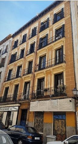 Se ofrece en venta un edificio ubicado en la zona Centro de Madrid. Con una superficie de 1.534 m², este edificio representa una oportunidad única en el mercado inmobiliario.La distribución interior de esta propiedad consta de 16 apartamentos, junto ...