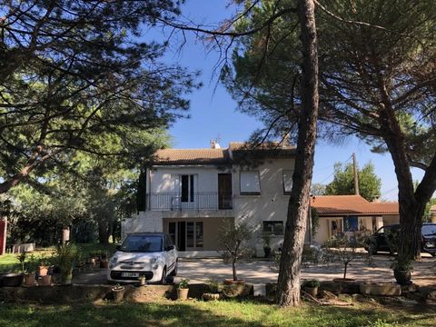 Immo-pop, l'agence immobilière à forfait fixe vous propose cette maison R+1 de 180m2 sur un terrain de 3600m2 piscinable, orientée Est/Ouest, située à proximité du centre-ville de Pont-Saint-Esprit, carrefour de la Drôme, de l'Ardèche et du Vauclluse...