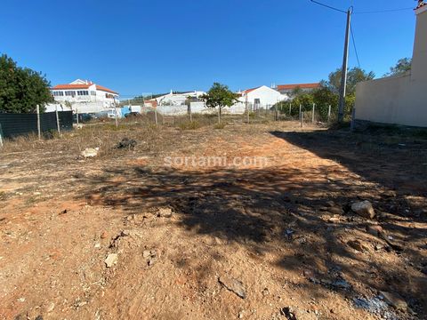Excellent opportunity in an expansion zone. Building plot with 1234 s.q meters of total area, containing two urban articles, one with 49 s.q meters and the other with 50 s.q meters. Making up close to 100 s.q meters in ruins, of which 56 s.q meters o...
