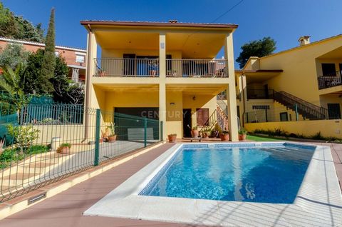 Large house for sale in Can Martí, Piera. The property has 280 m² built and a 26m² garage on a fully fenced 650m² plot. On the ground floor we find the garage, the pool area, the shower area with pre-installation to locate a sink and toilet, the engi...